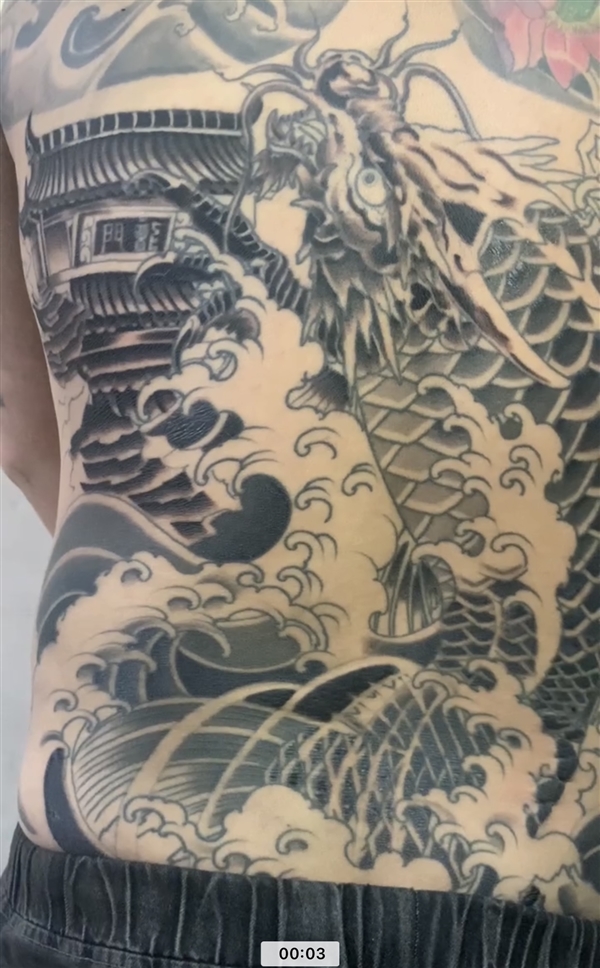 找个客源稳定的店 最好能包住 老板最好爽快一点 别画大饼就行