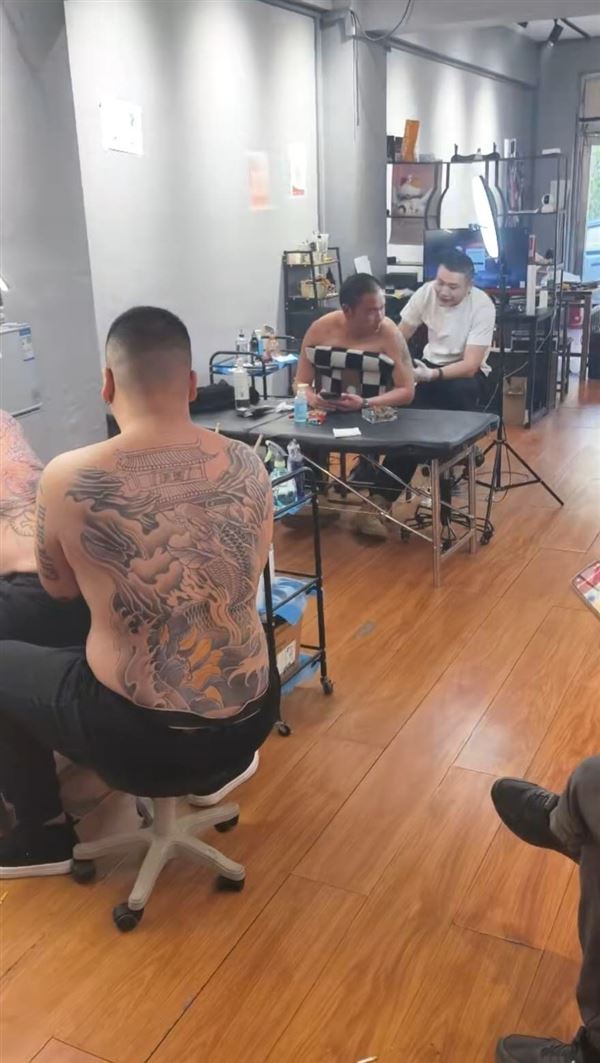 连锁走量店招成手纹身师