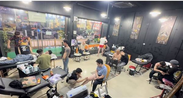 浙江义乌连锁店招纹身师和店长