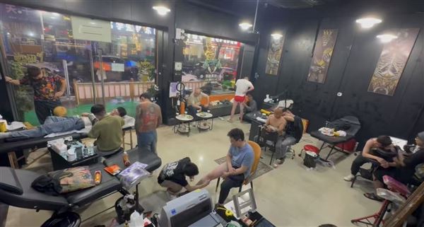 浙江义乌连锁店招纹身师和店长