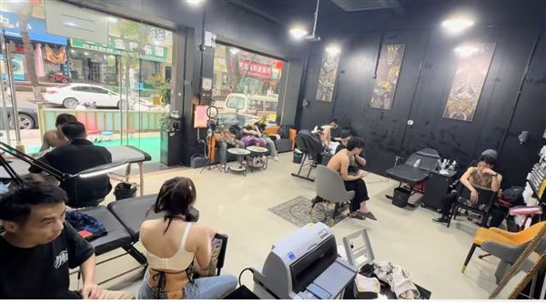 浙江义乌连锁店招纹身师和店长