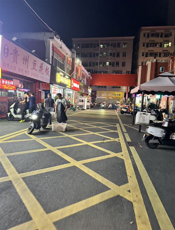十一年步行街店转让，租金2300